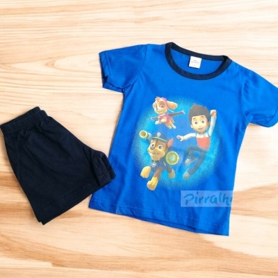 Conjunto roupa infantil azul com estampa da Patrulha Pata e calções pretos
