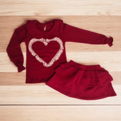 Conjunto de roupa infantil bordeaux com camisola de mangas compridas e saia com folhos