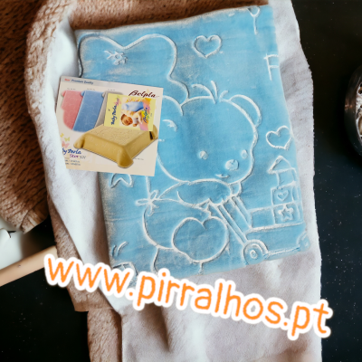 Mantinha azul clara com desenho de ursinho e embalagem de esponja amarela.