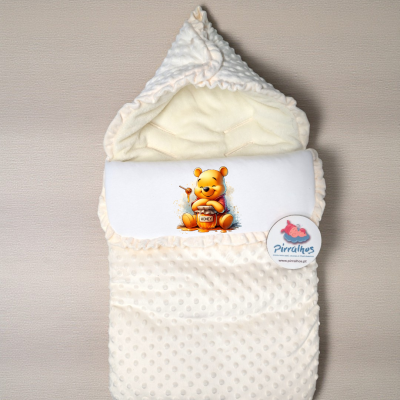 Saco de bebé cor creme com estampa do ursinho Pooh sobre fundo bege