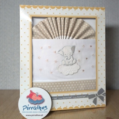 Colcha de bebé bege e branca com elefante bordado e embalagem amarelo bolinhas