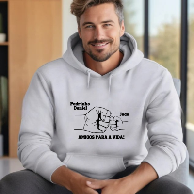 Homem com sweatshirt cinzenta com estampa preta de punhos e texto em português