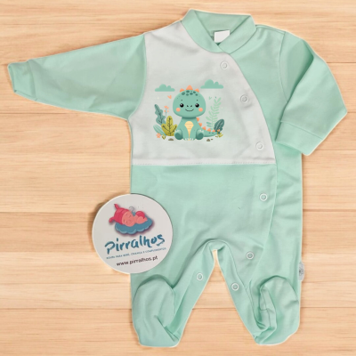 Macacão bebé verde água com dinossauro estampado e etiqueta Pirralhos