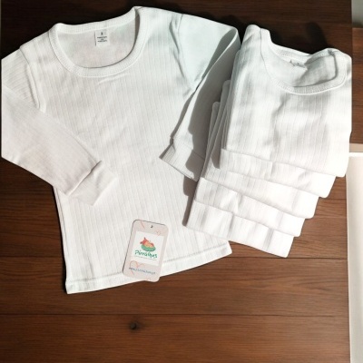 Camisolas térmicas brancas para criança em tecido canelado com etiqueta 'Pirralhos' sobre mesa de madeira