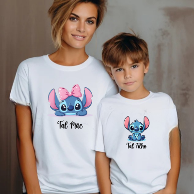 Mãe e filho com t-shirts brancas estampadas com personagem Stitch e textos 'Tal mãe' e 'Tal filho'.