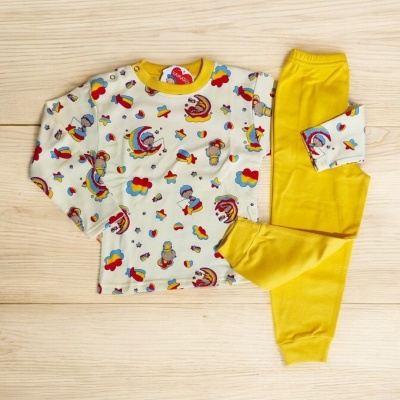 Conjunto infantil com camisola estampada e calça amarela