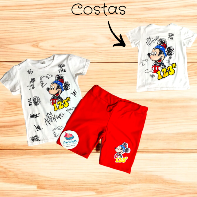 Conjunto infantil Mickey Mouse com t-shirt branca estampada e calções vermelhos em fundo de madeira