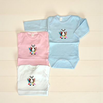 Três bodies de bebé azul, rosa e branco com estampado de panda e texto em cores vivas.