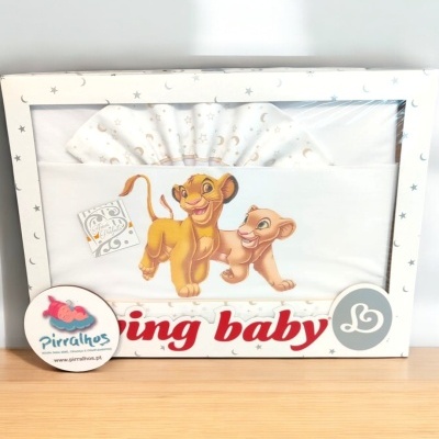 Conjunto de roupa de bebé branco com personagens do Rei Leão embalado em caixa