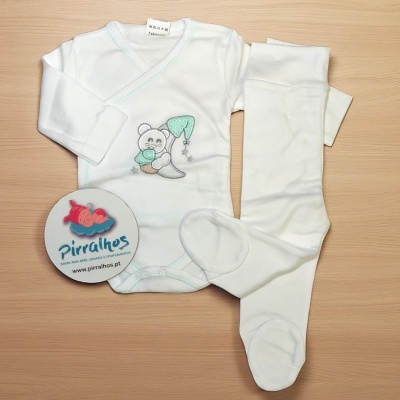Conjunto branco de roupa de bebé com body e calças com pés em madeira
