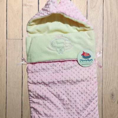 Saco para bebé rosa e amarelo com capuz em tecido macio e bordado