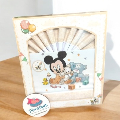 Travesseiro com desenho animado de um rato e ursos em embalagem creme com balões.