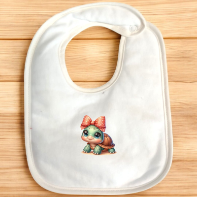 Babete branco com desenho de tartaruga e laço vermelho