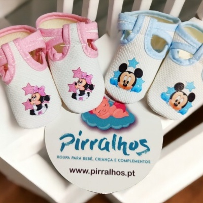 Dois pares de sapatinhos de bebé com desenhos da Minnie e do Mickey