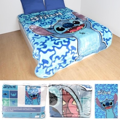 Cobertor infantil azul com estampa do Stitch da Disney sobre cama branca com almofadas azuis