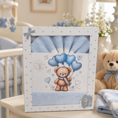 Conjunto de bebé azul com ursinho e balões em caixa branca decorada com estrelas cinzentas