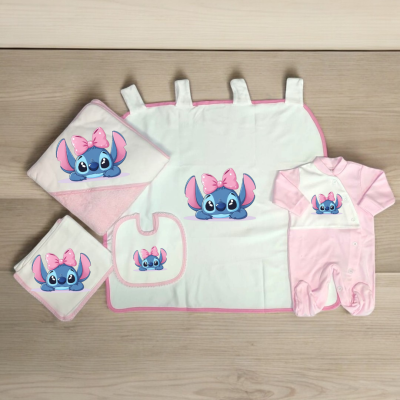 Conjunto de bebé com manta, babete, toalha e pijama com estampa de personagem azul e laço cor-de-rosa
