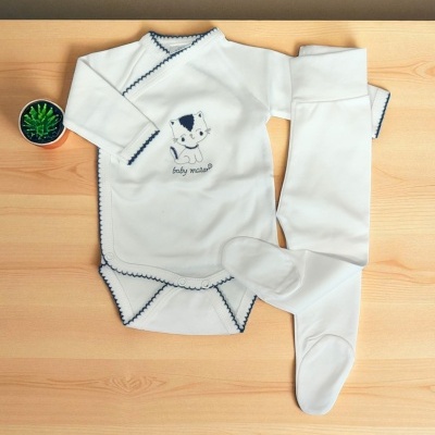 Conjunto de roupa de bebé branco com bordas azul-escuras e desenho de gato