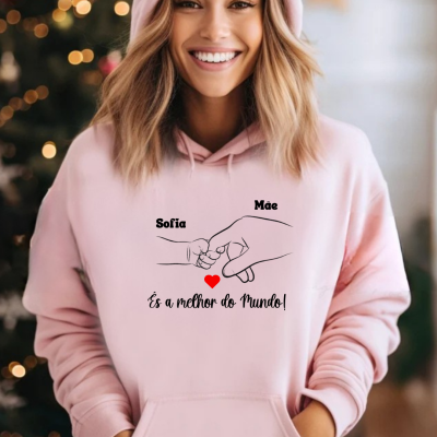 Sweatshirt rosa com desenho de mãos, coração vermelho e texto em preto