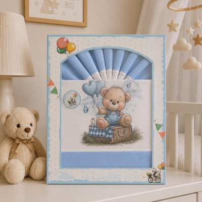 Conjunto de fraldas azul claro com ilustração de ursinho holding balões, em quarto de bebé com decoração suave.