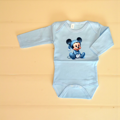 Body azul claro de bebé com estampa de rato em pijama.