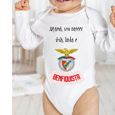 Body de bebé branco com texto e emblema Benfica em ambiente interior claro