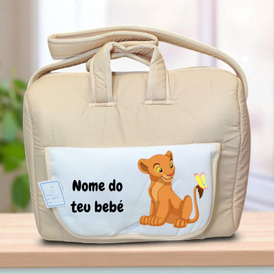 Mala de bebé bege com bolso branco e ilustração de leão e borboleta