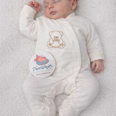 Macacão branco para bebé com ursinho bordado e etiquetas da marca Pirralhos