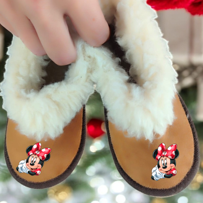 Chinelos castanhos com forro branco e imagem de Minnie