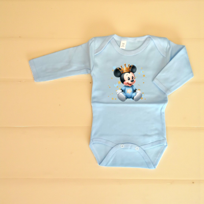 Body azul claro para bebé com estampa do Mickey Mouse bebé com coroa e fundo bege.