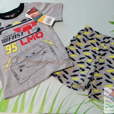 Conjunto infantil com t-shirt cinzenta estampada e calções cinzentos com padrões pretos e amarelos