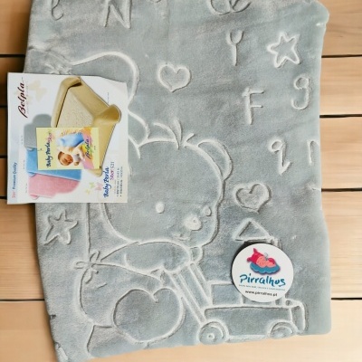 Manta infantil cinza com ursinho em relevo e etiquetas de marca