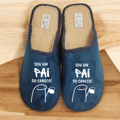 Chinelos azuis com texto e ilustração em branco