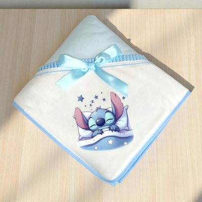 Manta branca com bordas azuis e desenho do Stitch a dormir