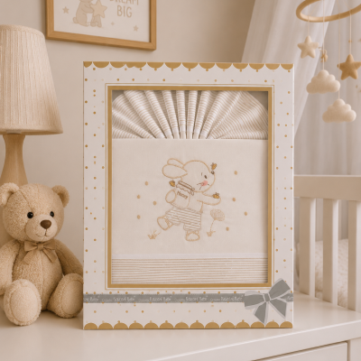 Conjunto de roupa de cama para bebé com coelho bordado em caixa branca decorada