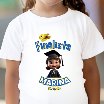 Criança a usar t-shirt branca com estampa de finalista e ilustração de criança com beca