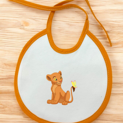 Babete branco com bordas alaranjadas e estampa do Simba com borboleta.