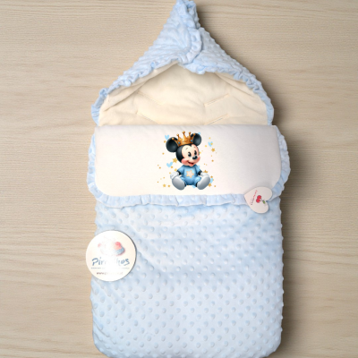 Saco de bebé azul claro com estampa de Mickey Mouse e etiqueta da marca Pimpas