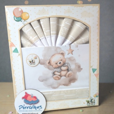 Conjunto de fraldas de tecido com estampas de ursos e padrão bege em embalagem decorativa