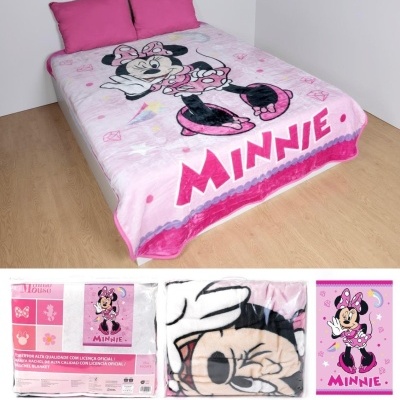 Cobertor rosa Minnie Mouse com texto MINNIE e embalagem
