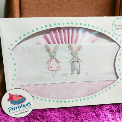 Conjunto para bebé com toalha e pano de boca bordados com coelhos em embalagem branca com estrelas azuis