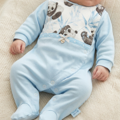 Pijama azul claro para bebé com padrão de pandas e fechos