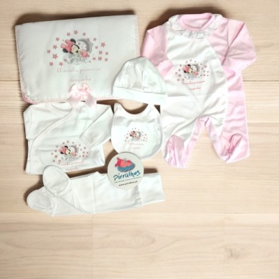 Conjunto de roupa para bebé rosa e branca com personagens de desenho animado e texto