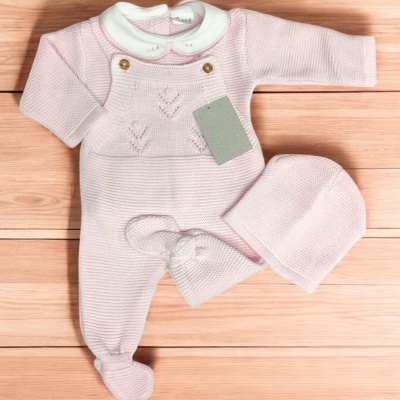 Conjunto de roupa de bebé em malha cor-de-rosa com gola branca e gorro a condizer