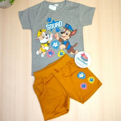 Conjunto infantil com t-shirt cinza e calções mostarda