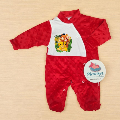 macacão vermelho de bebé com estampa de personagens animais e etiqueta redonda