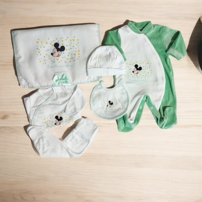 Conjunto de roupa de bebé com padrão do Mickey Mouse em verde e branco.