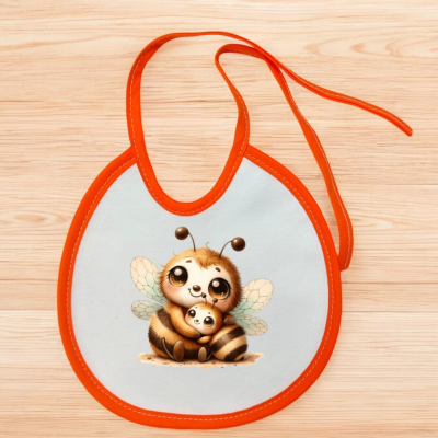Babete branco com bordas e fita laranja e desenho de duas abelhas.