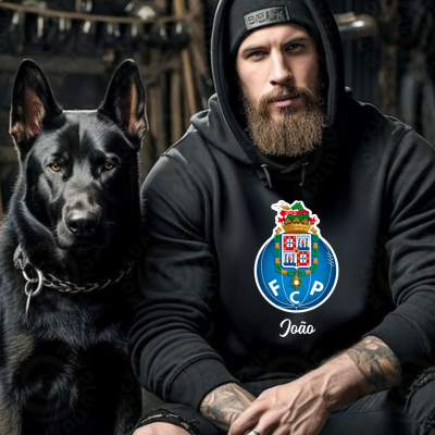 Homem com hoodie preto com emblema F.C. Porto e cão pastor alemão preto