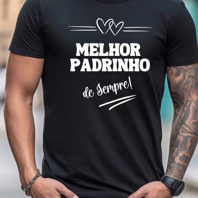 T-shirt preta com texto branco e design de corações usada por homem com tatuagem